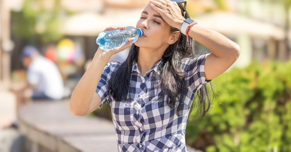 3 nguyên tắc uống nước giúp cơ thể không mất nước ngày nắng nóng