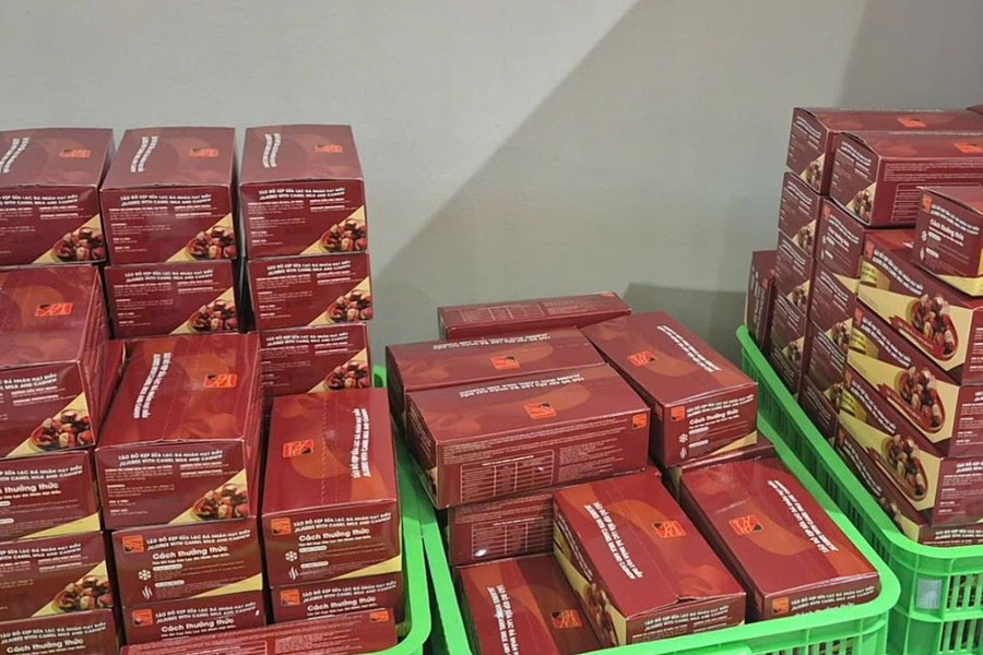 Khởi tố 3 người sản xuất thực phẩm giả, bán trên TikTok Shop và Shopee