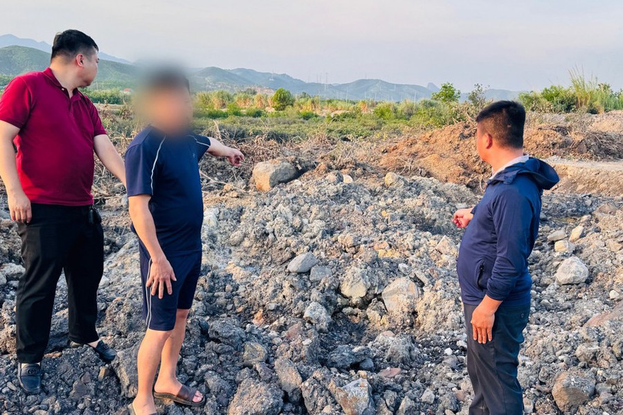 Bắt quả tang đối tượng đổ trộm chất thải, phát hiện hàng trăm tấn chôn lấp trái phép