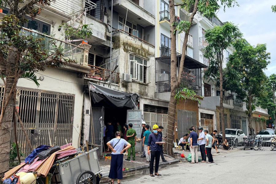 Cảnh sát khám nghiệm hiện trường vụ cháy tại Khu đô thị Văn Phú khiến 2 người chết