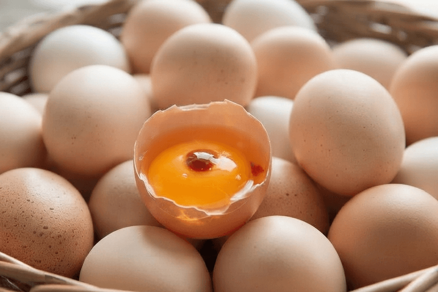 Lòng trứng gà có đốm máu nên ăn không?