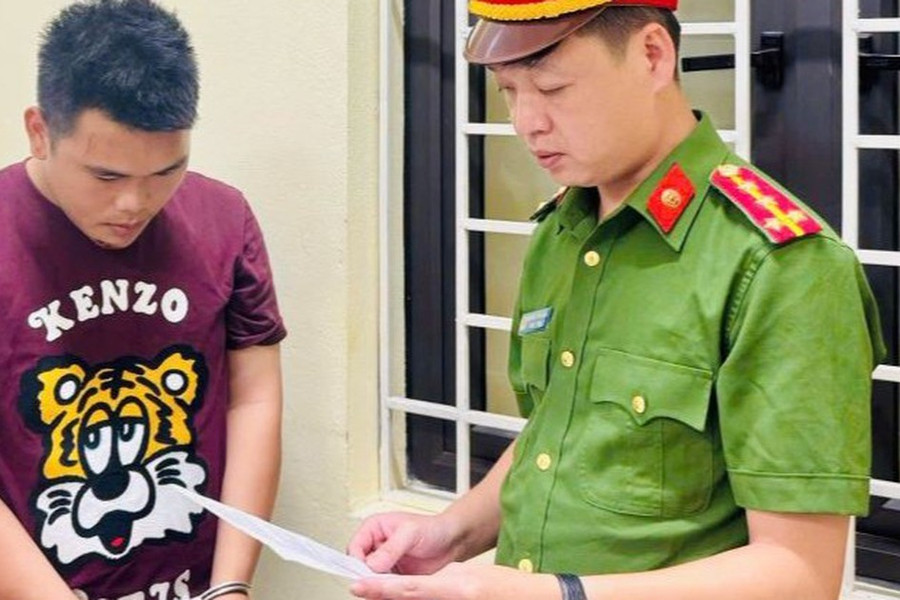 Nam thanh niên cầm 'phóng lợn' chống đối CSGT trong đêm