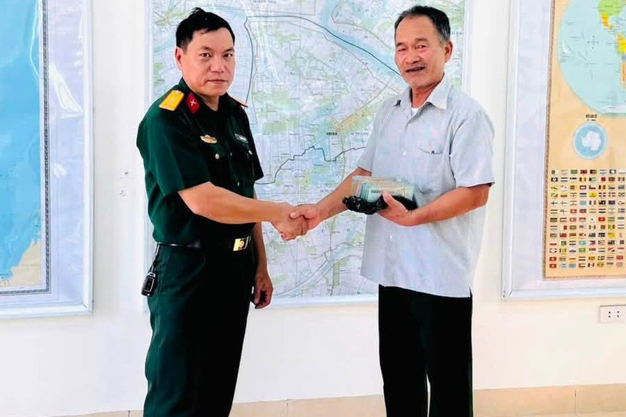 Thiếu tá quân đội trao trả hơn 200 triệu đồng nhặt được trên đường