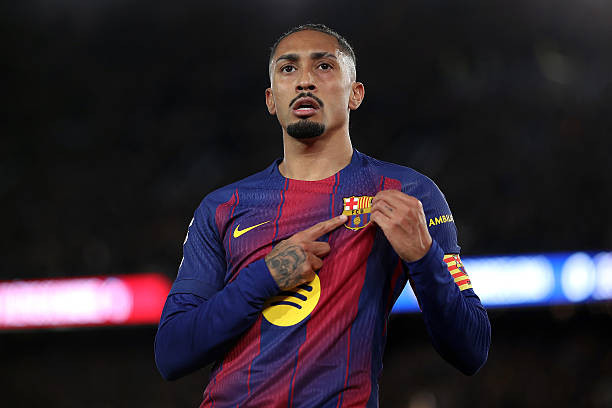 Raphinha khước từ mức lương gấp bốn lần từ Al Hilal để tiếp tục cống hiến cho Barcelona