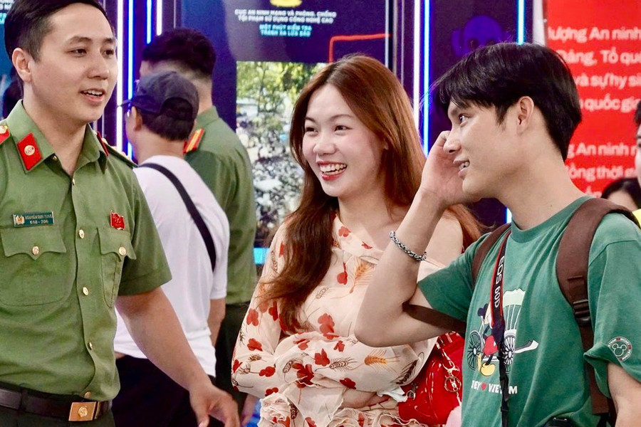 Người dân trải nghiệm 'đấu trí' với lừa đảo trực tuyến tại phố đi bộ Hà Nội