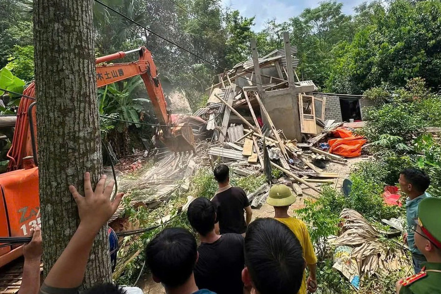 Nghi mất phanh khi đổ đèo, xe đầu kéo tông sập nhà dân, tài xế tử vong