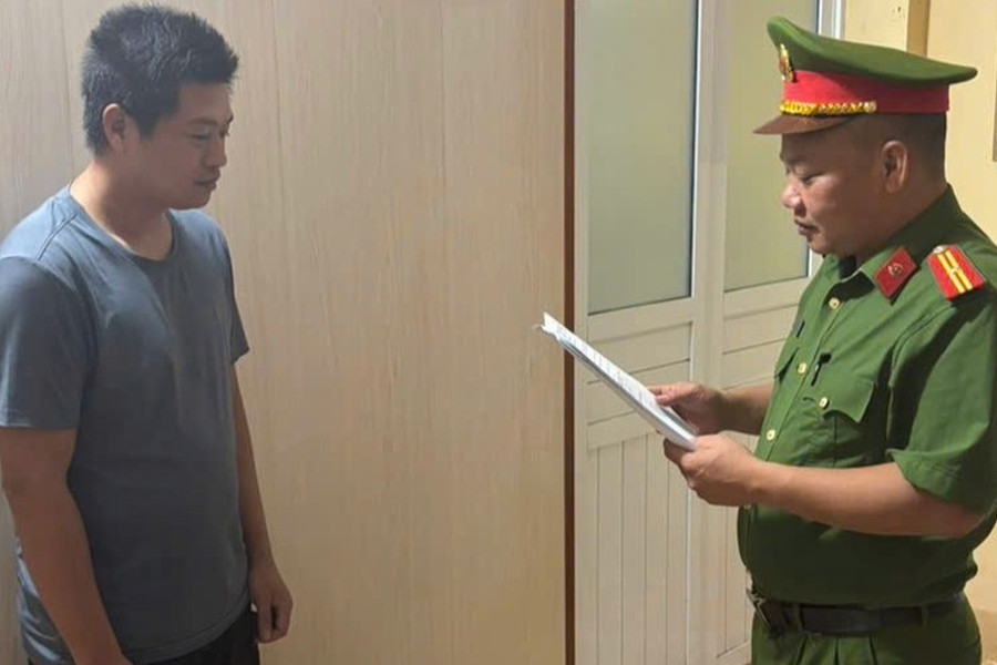Cởi trần xông vào trụ sở UBND xã, nam thanh niên xúc phạm cán bộ, đập phá tài sản