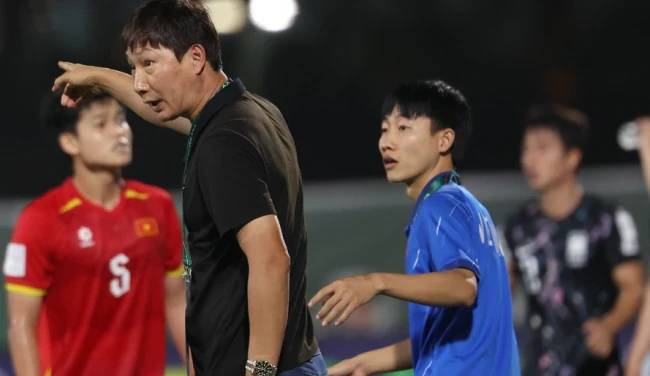 HLV Kim Sang-sik gia cố tấm khiên cho ĐT Việt Nam: Triết lý thực dụng trước thềm ASEAN Cup 2026
