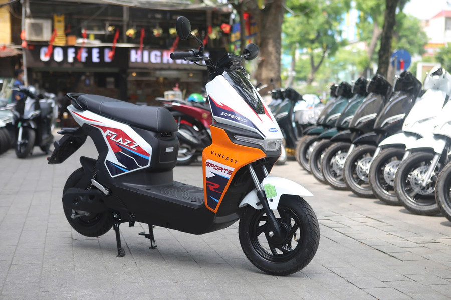 Phụ huynh và học sinh 'phát sốt' vì xe đổi pin VinFast Flazz Max từ 10,5 triệu