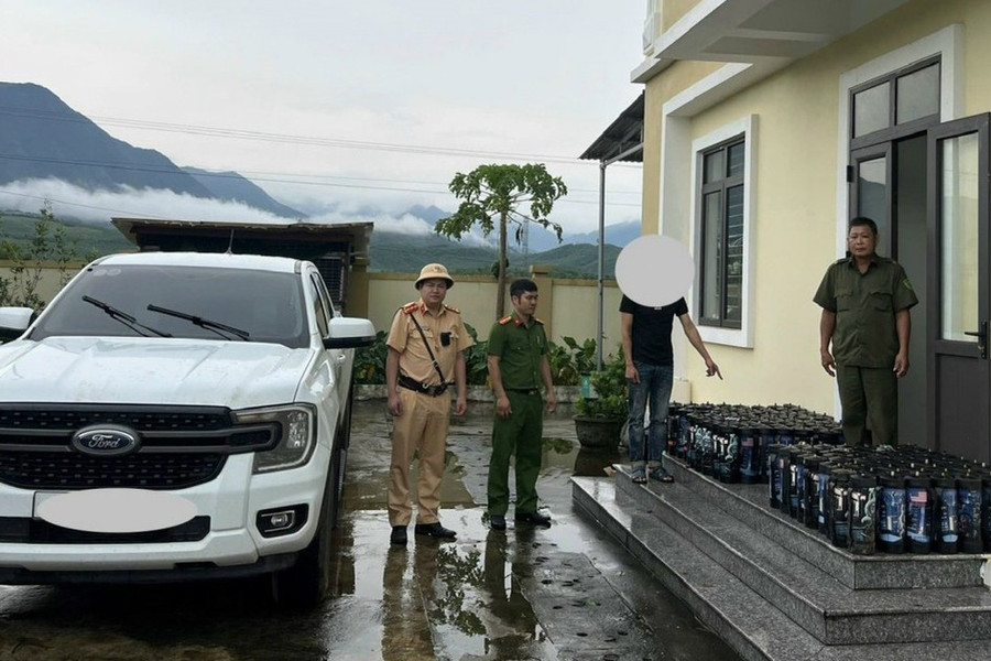 Phát hiện xe vận chuyển 148 bình nghi chứa 'khí cười'