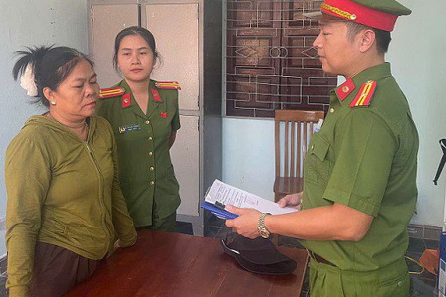 Bắt tạm giam người phụ nữ hành nghề bói toán để điều tra hành vi lừa đảo chiếm đoạt tài sản