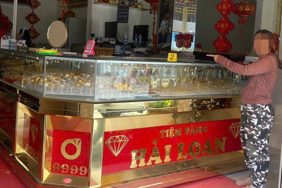 Giả vờ mua trang sức, nữ quái 'cuỗm' luôn vàng