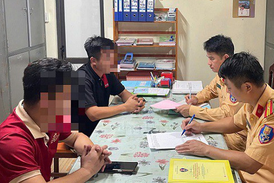 Xử phạt 2 tài xế xe khách chèo kéo, tranh giành khách gây bức xúc trên mạng xã hội