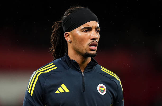 Archie Brown: Mảnh ghép hoàn hảo cho hành lang trái Chelsea của Xabi Alonso