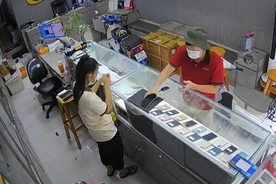 Cướp hai iPhone rồi bỏ trốn, 9X được gia đình đưa đến công an đầu thú