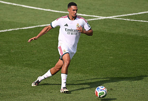 Gallas cảnh báo Alexander-Arnold về yêu cầu phòng ngự của Mourinho tại Real Madrid