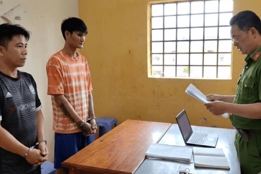 Tạm giữ khẩn cấp hai đối tượng nghiện ma túy cướp giật điện thoại của trẻ em