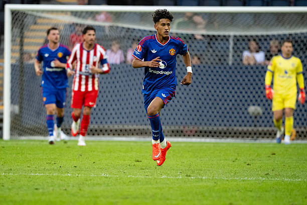 JJ Gabriel ra mắt Manchester United ở tuổi 15: Điểm sáng kỹ thuật và thách thức thể chất