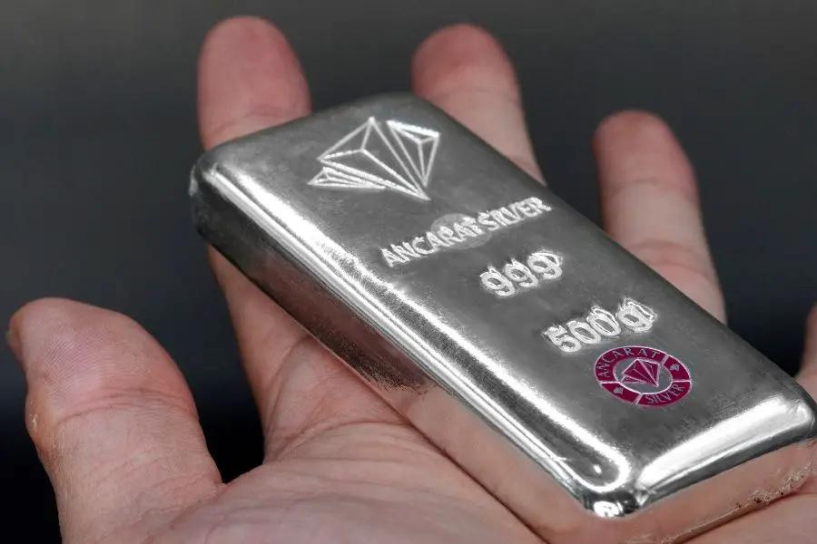 Giá bạc thế giới điều chỉnh về 57,41 USD/ounce, thị trường trong nước duy trì ổn định