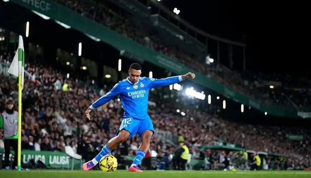 Mourinho biến Alexander-Arnold thành tiền vệ: Nước đi chiến thuật táo bạo cùng Dumfries