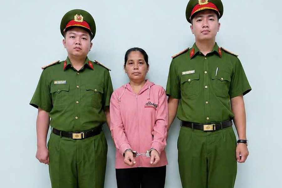 Bắt khẩn cấp bảo mẫu dùng dây thun bắn vào chân 2 trẻ