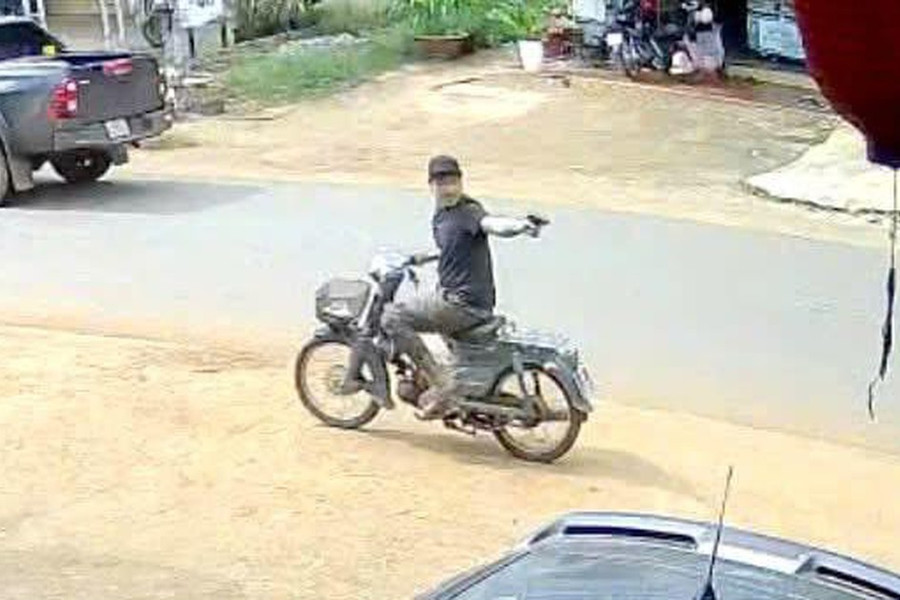 Bị đòi 500 nghìn sau khi nhờ chuyển khoản, thanh niên rút súng dọa bắn người