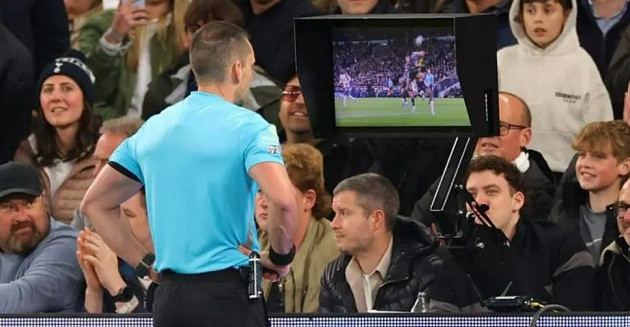 UEFA quyết định giảm thiểu sự can thiệp của VAR nhằm trả lại vị trí trung tâm cho trọng tài