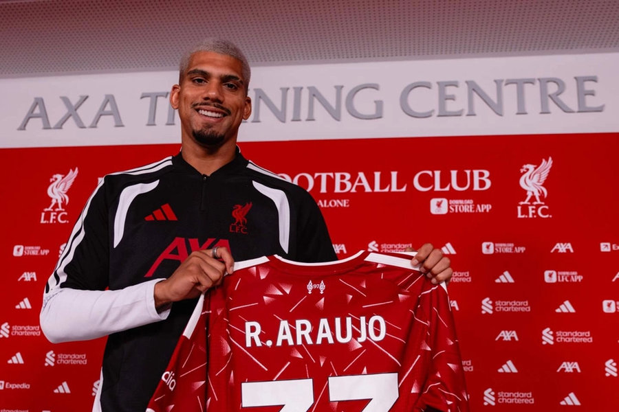 Liverpool hoàn tất hợp đồng mượn trung vệ Ronald Araujo từ Barcelona với giá 55 triệu euro