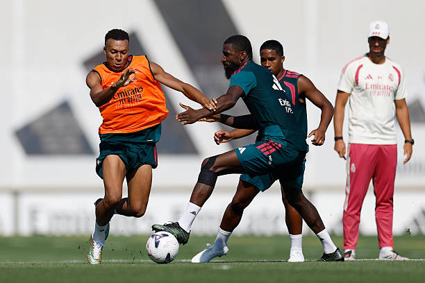 Danh sách 4 bom tấn tỷ bảng của Rio Ferdinand và thực tế phũ phàng cho Manchester United
