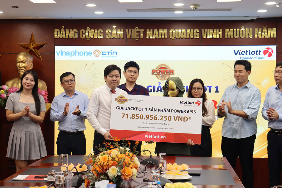 Người đàn ông ở Đồng Nai trúng Vietlott 1.103 lần chính thức nhận Jackpot gần 72 tỷ đồng