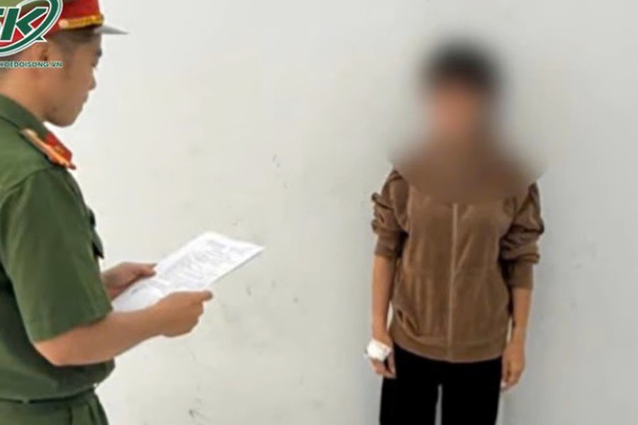 'Nữ quái' vào bệnh viện làm loạn, chửi bới rồi hành hung nhân viên y tế gây phẫn nộ