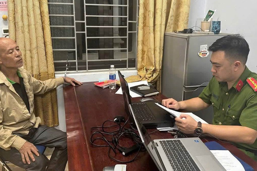 Bắt Lê Văn Sáu, 61 tuổi ở Phú Thọ, cầm dao ném đá chống đối công an