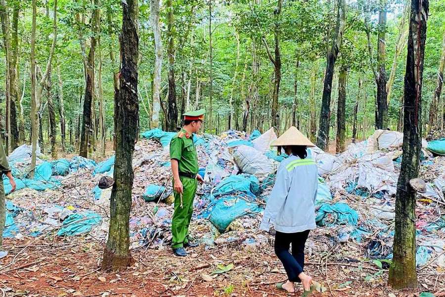 Chủ cơ sở nhựa đem gần 8,5 tấn chất thải đổ vào rừng cao su
