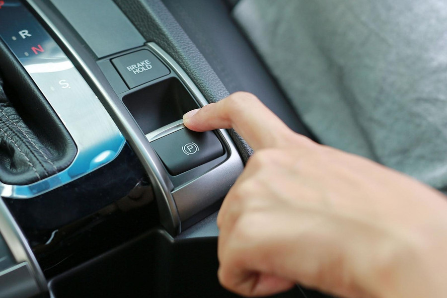 Những lưu ý khi lái xe ô tô sử dụng phanh tay điện tử